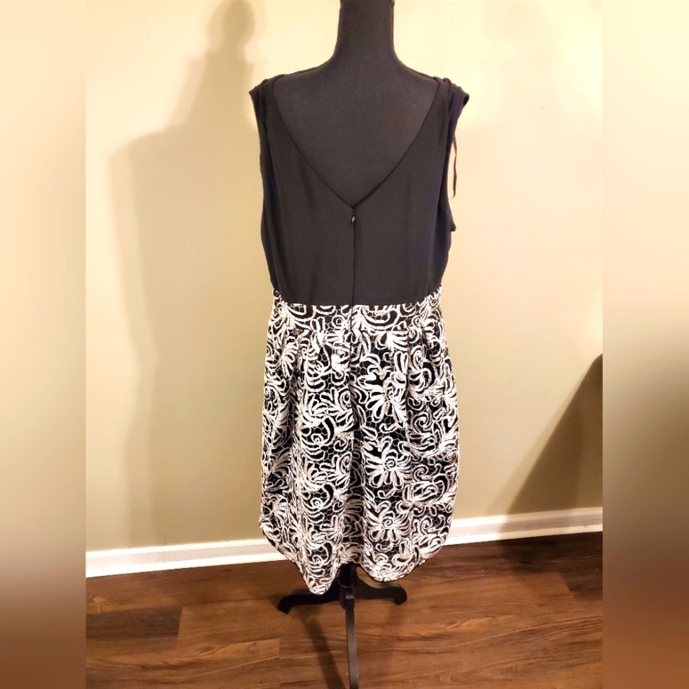 WOMEN SEMI FORMAL FLARE DRESS SZ 20. BLK AND WHT. ROZ & ALI.